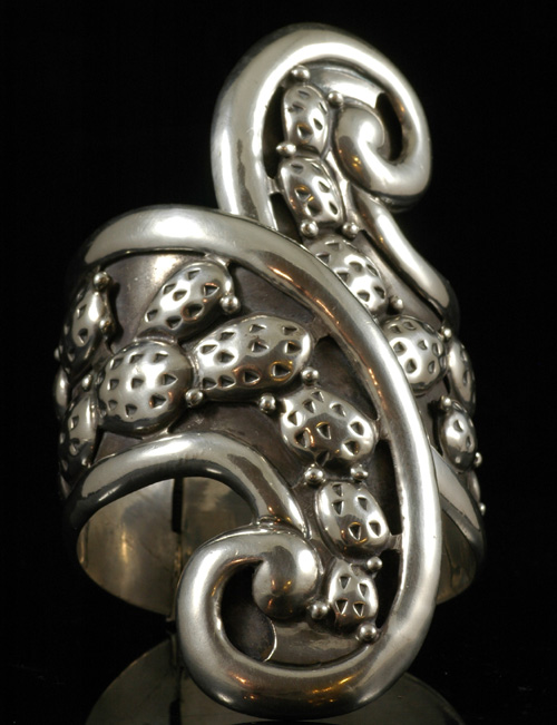 EDP repousse  Clamper/Clamp Bracelet